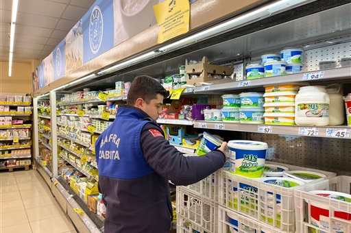 BAFRA BELEDİYESİ ZABITA EKİPLERİNDEN MARKET DENETİMİ