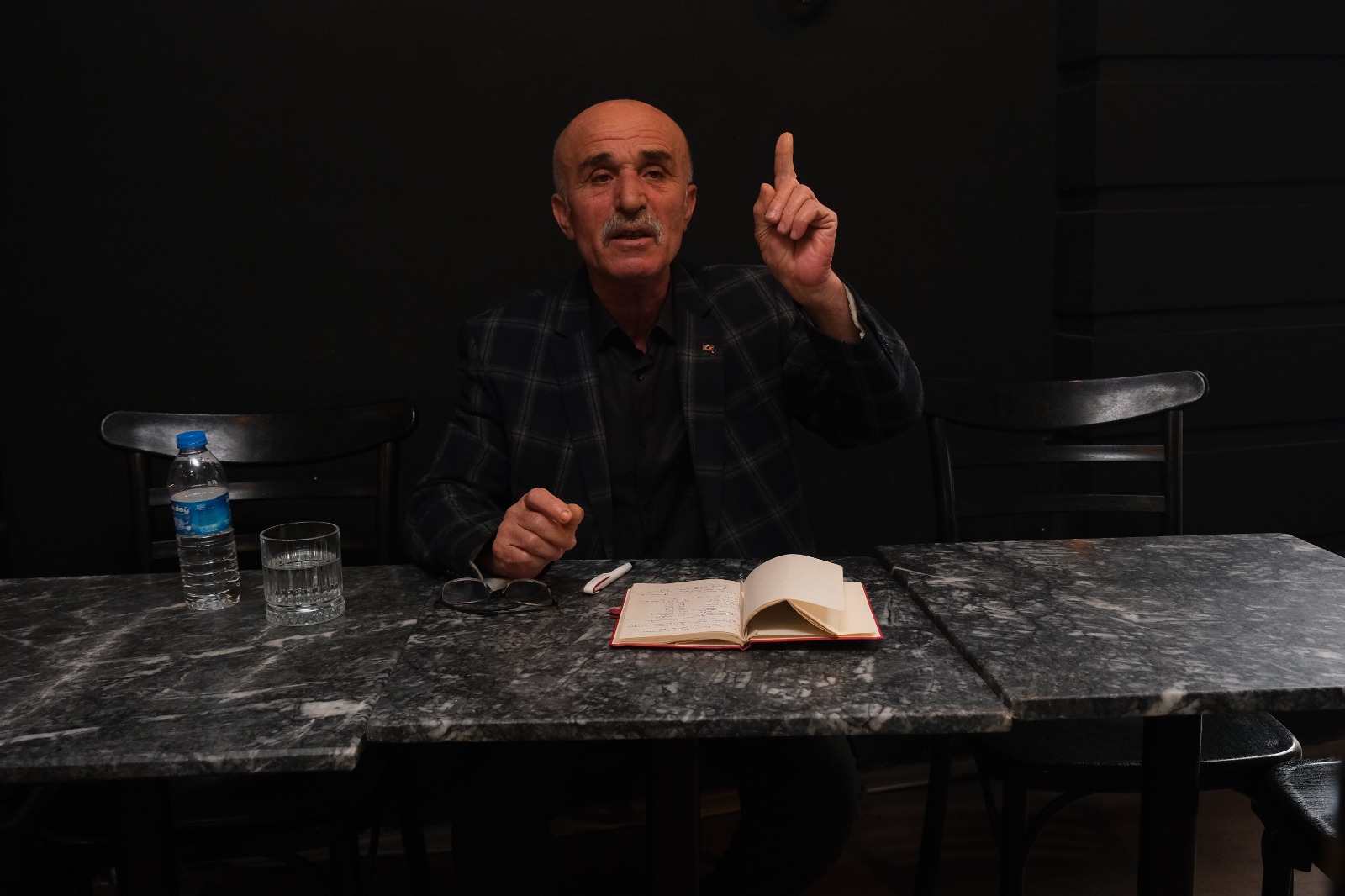 Hamdi Yıldız içtenlikle tüm sorulara , suçlamalara iddialara ve iftiralara cevap verdi, Yine farkını ve adamlığını ortaya koydu