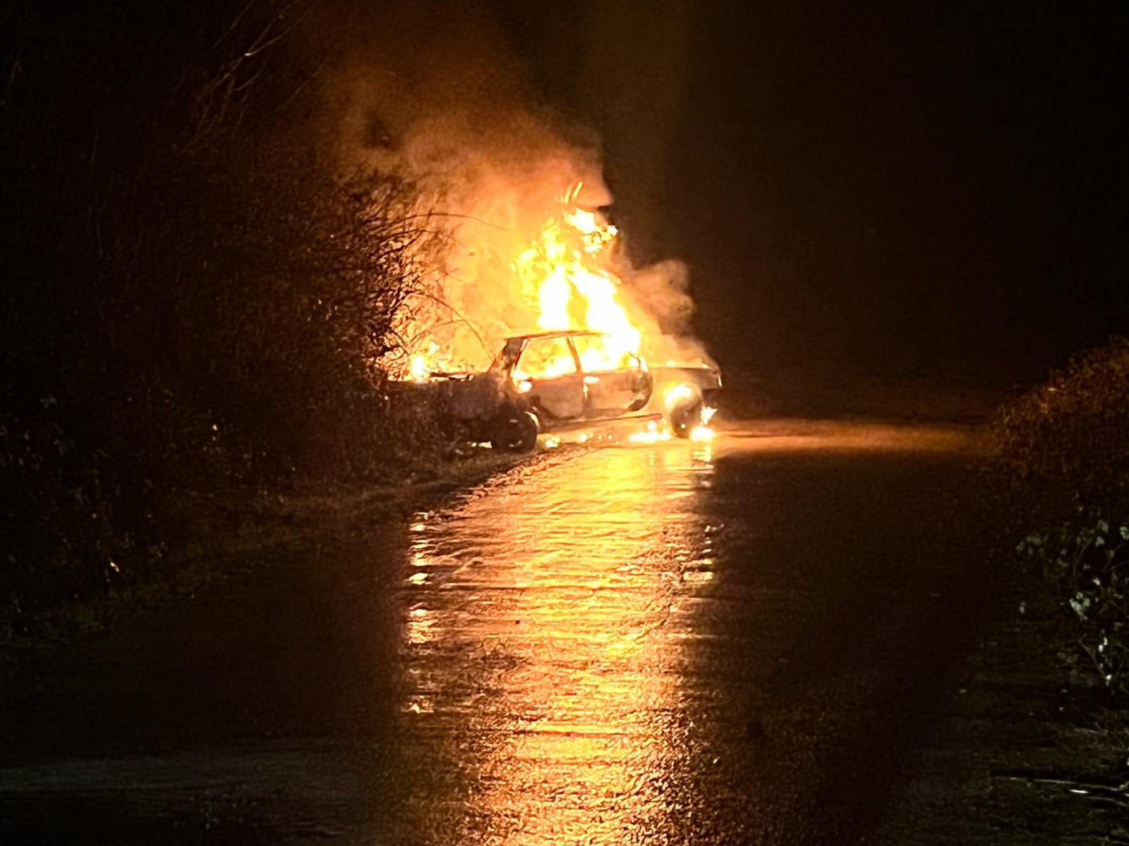 Alaçam’da husumetlisinin arabasını yaktı