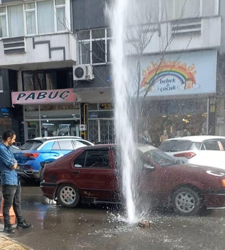 Tamir Bakım için  geldiler ama  Şebeke Suyunun Fışkırmasını engelleyemediler