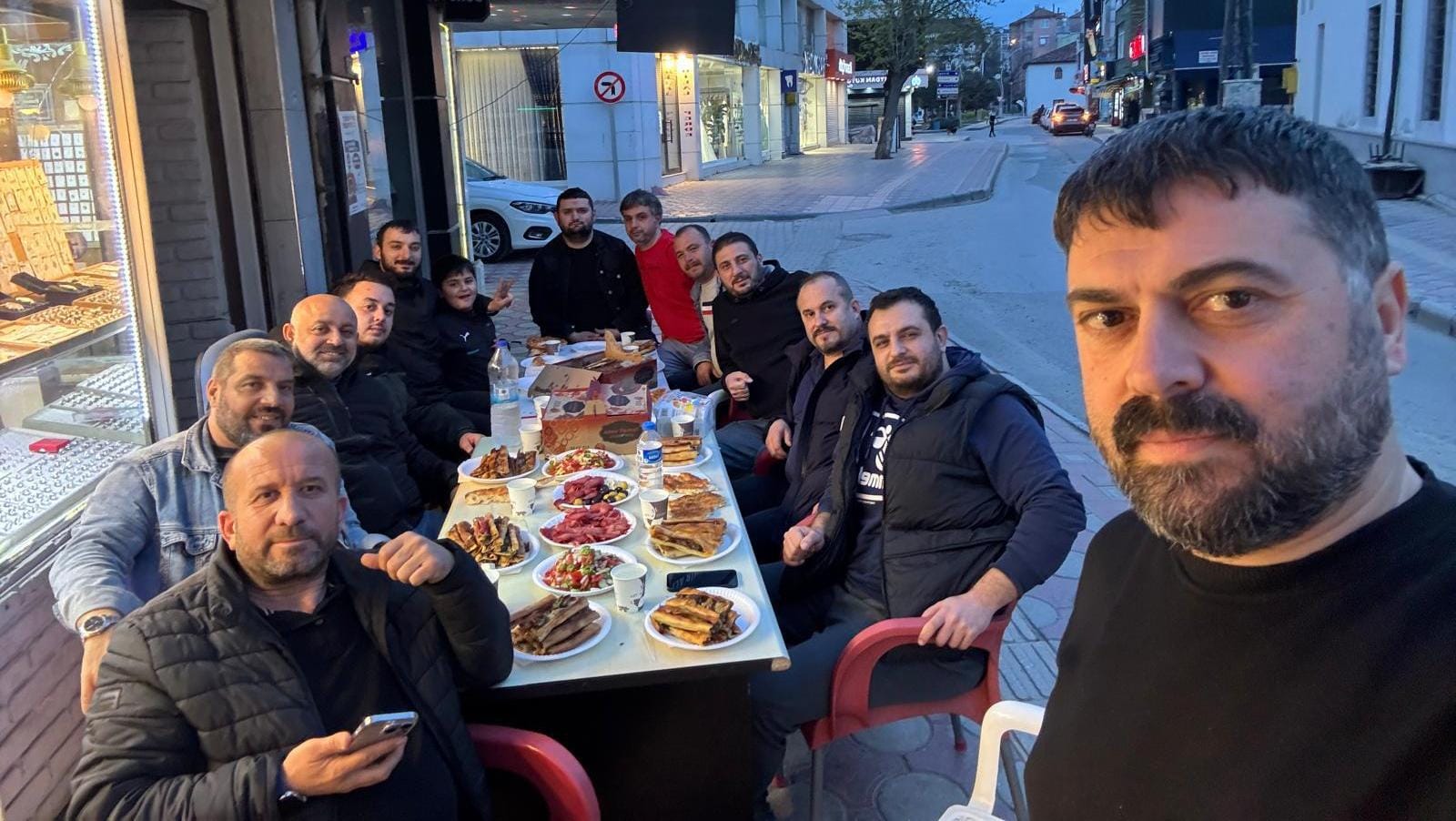 Arkadaşlar Kadir Gecesinde İftar Yemeğinde Buluştu