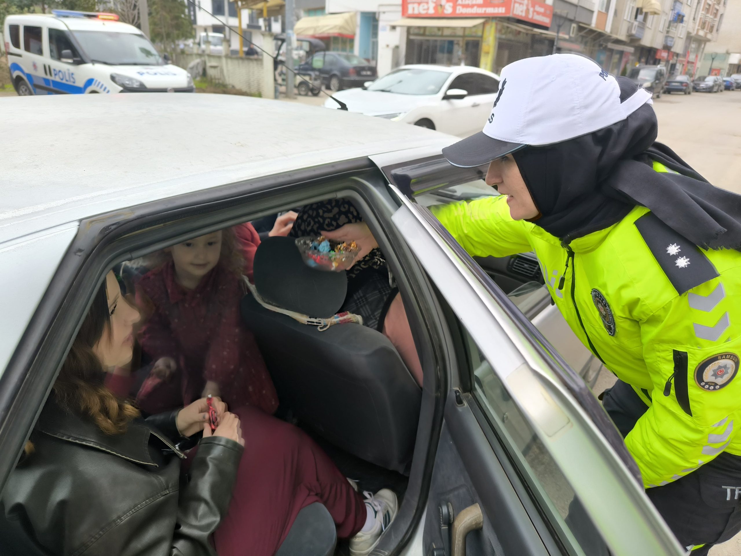 Alaçam İlçe Emniyet Ekiplerinden Bayramda Sürücülere tatlı sürpriz