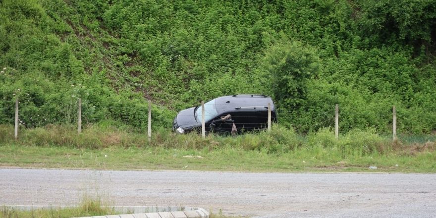 Kontrolden çıkan Araç Tarlaya Uçtu ! Sürücüyü Köylüler Sesle Fark Etti