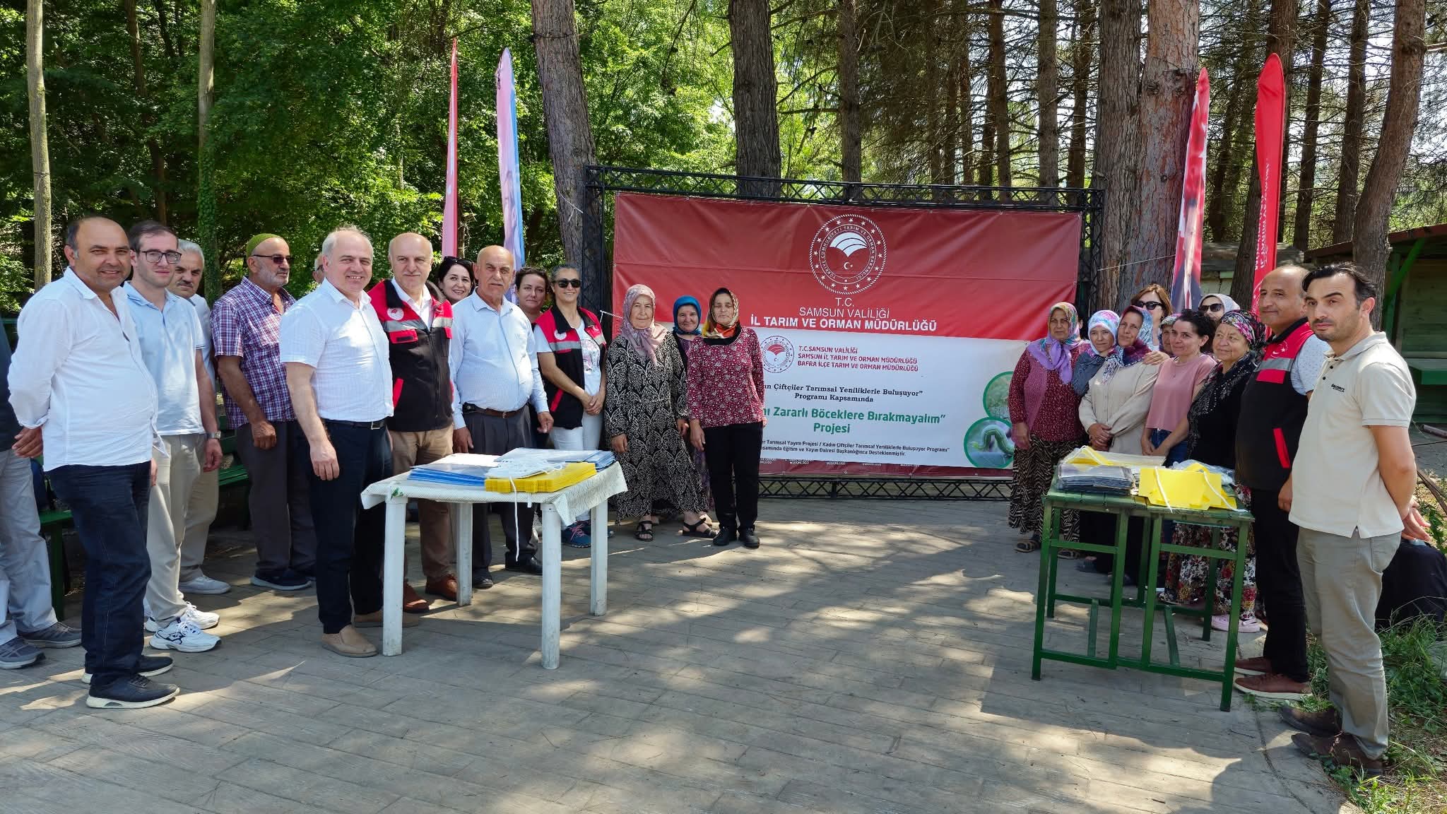 Kadın Çiftçiler Zararlı Böceklere Karşı Harekete Geçiyor