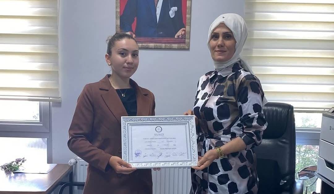 Genç Kadın Mazbatasını Alarak Muhtarlık Görevine başladı