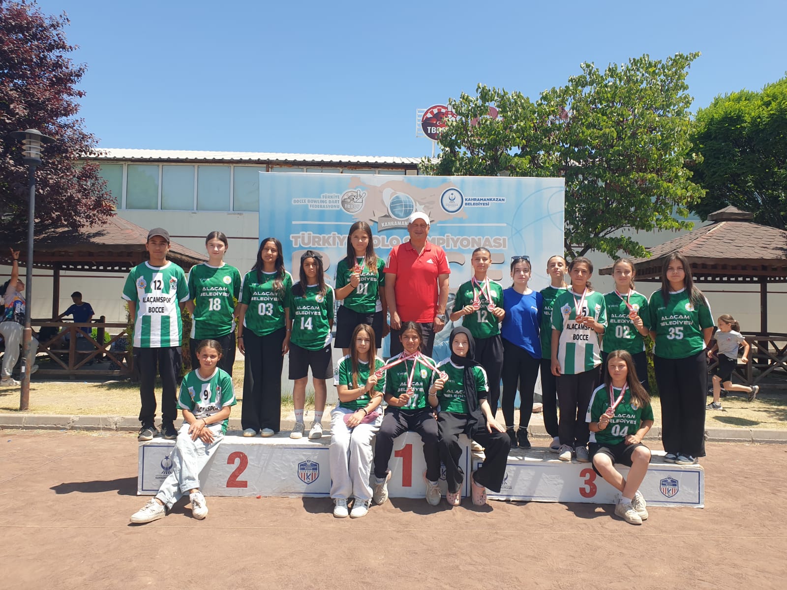 ALAÇAMSPOR ŞAMPİYONLUĞA DOYMUYOR