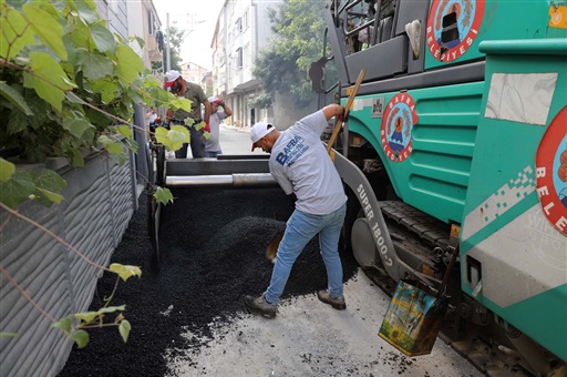 BELEDİYE EKİPLERİ ASFALT YOL SEFERBERLİĞİ SÜRDÜRÜYOR