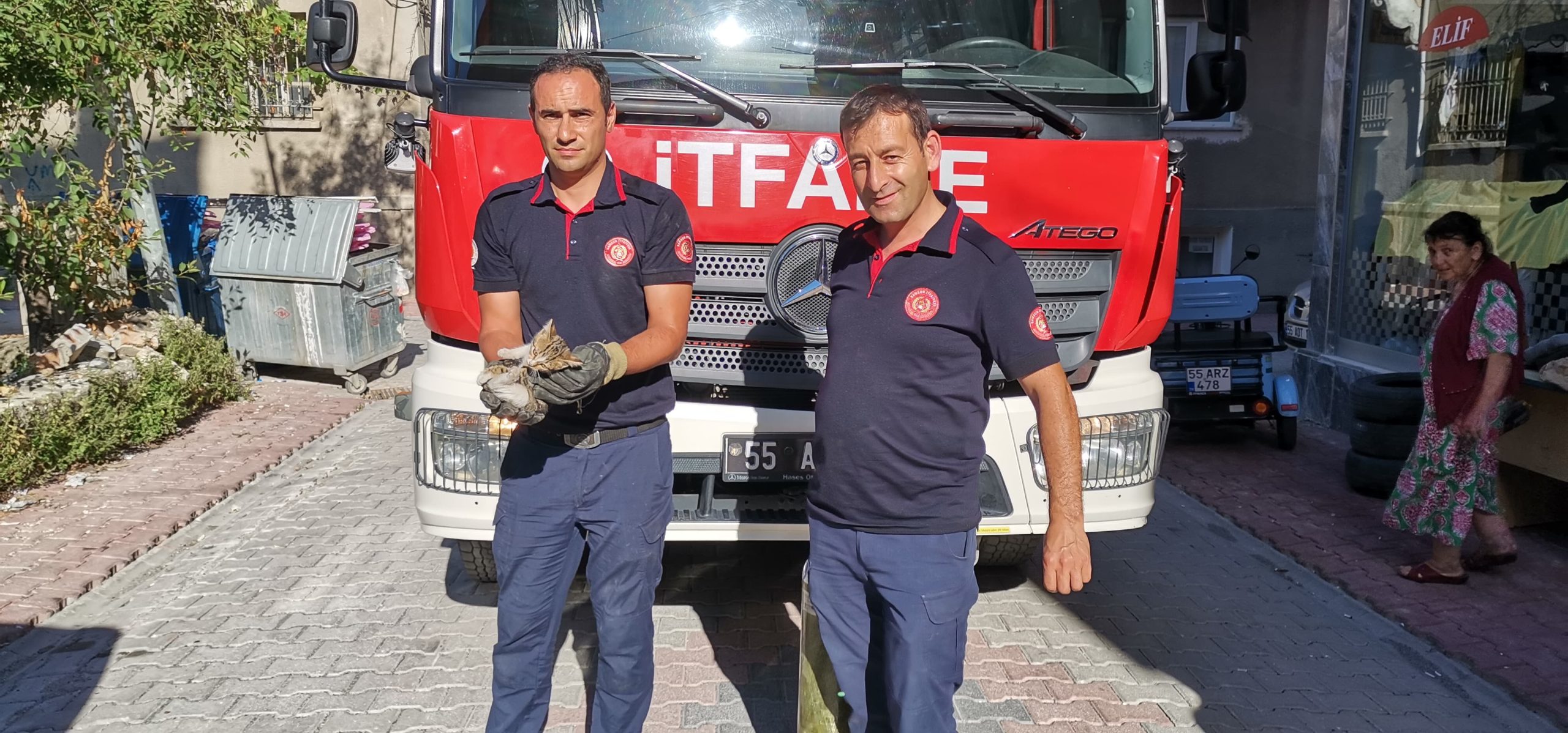 Bafra’da Araç İçine Sıkışan Yavru Kedi İtfaiye Ekiplerince Kurtarıldı