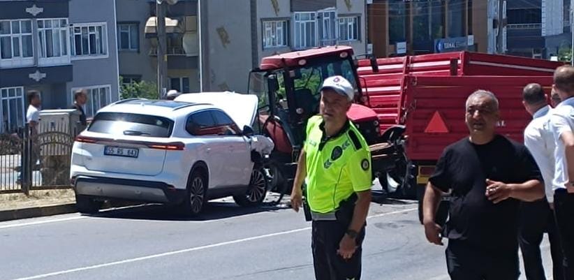 Bafra’da Traktör ile Aracın karıştığı kaza da 2 yaralı