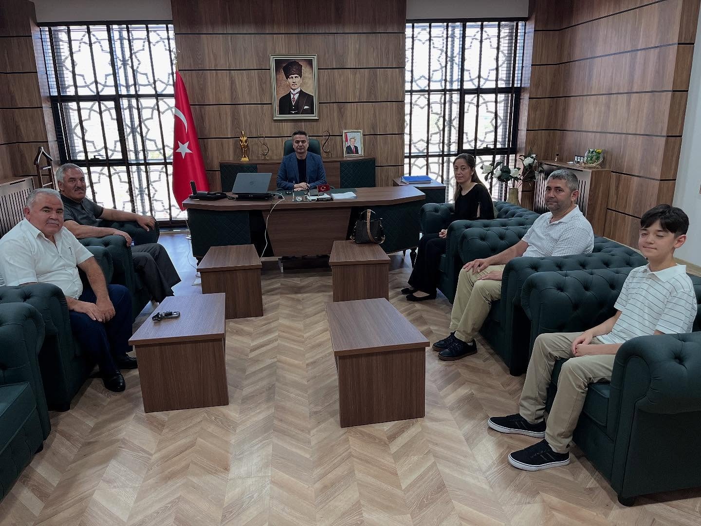 Bafra Kaymakamı Dr. Mustafa Altınpınar Bafra’dan Mahmut Pul LGS’de 500 Tam Puanla Türkiye Birincisini makamında kabul etti