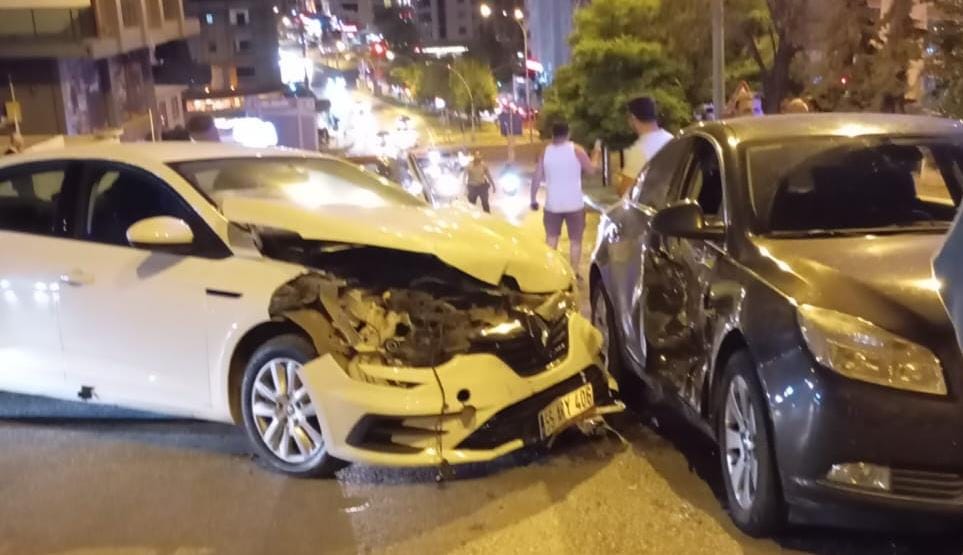 Atakum’da iki aracın karıştığı kazada 2 yaralı