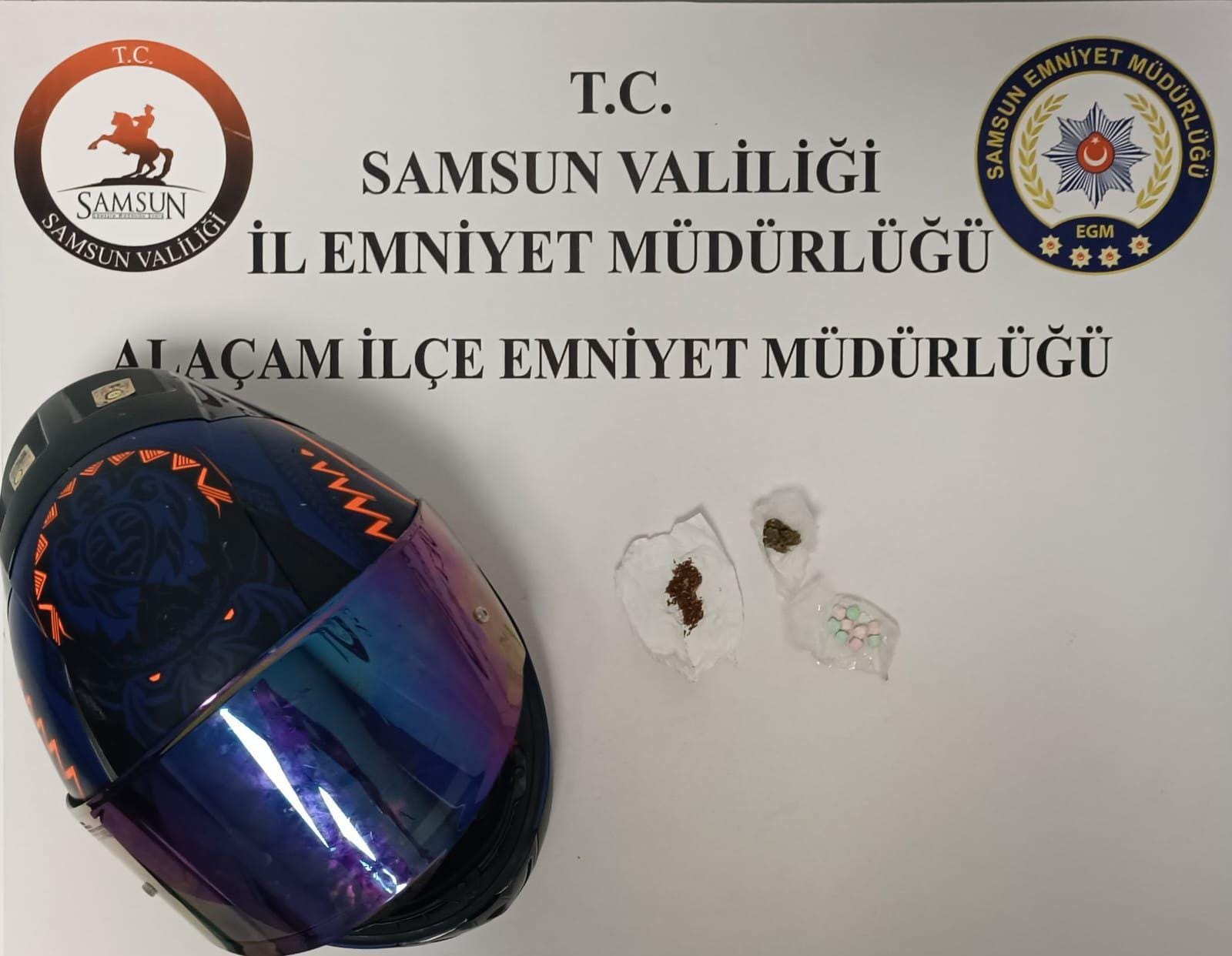 Alaçam’da baskın! Kafasındaki kasktan uyuşturucu çıktı.