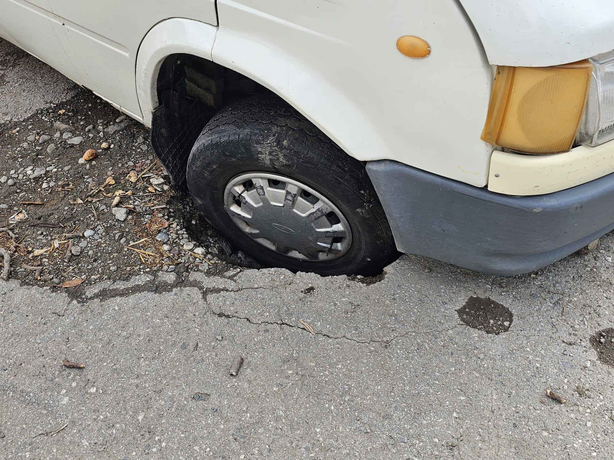 Bafra ‘da yol çöktü, aracın lastiği içine düştü