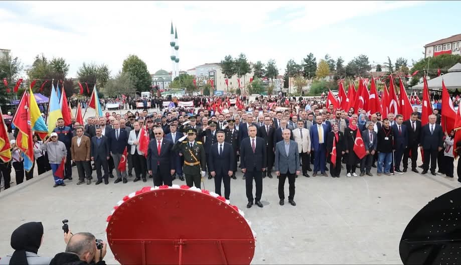 Bafra’da 29 Ekim Cumhuriyet Bayramı Coşkusu Çelenk Sunumu ile başladı