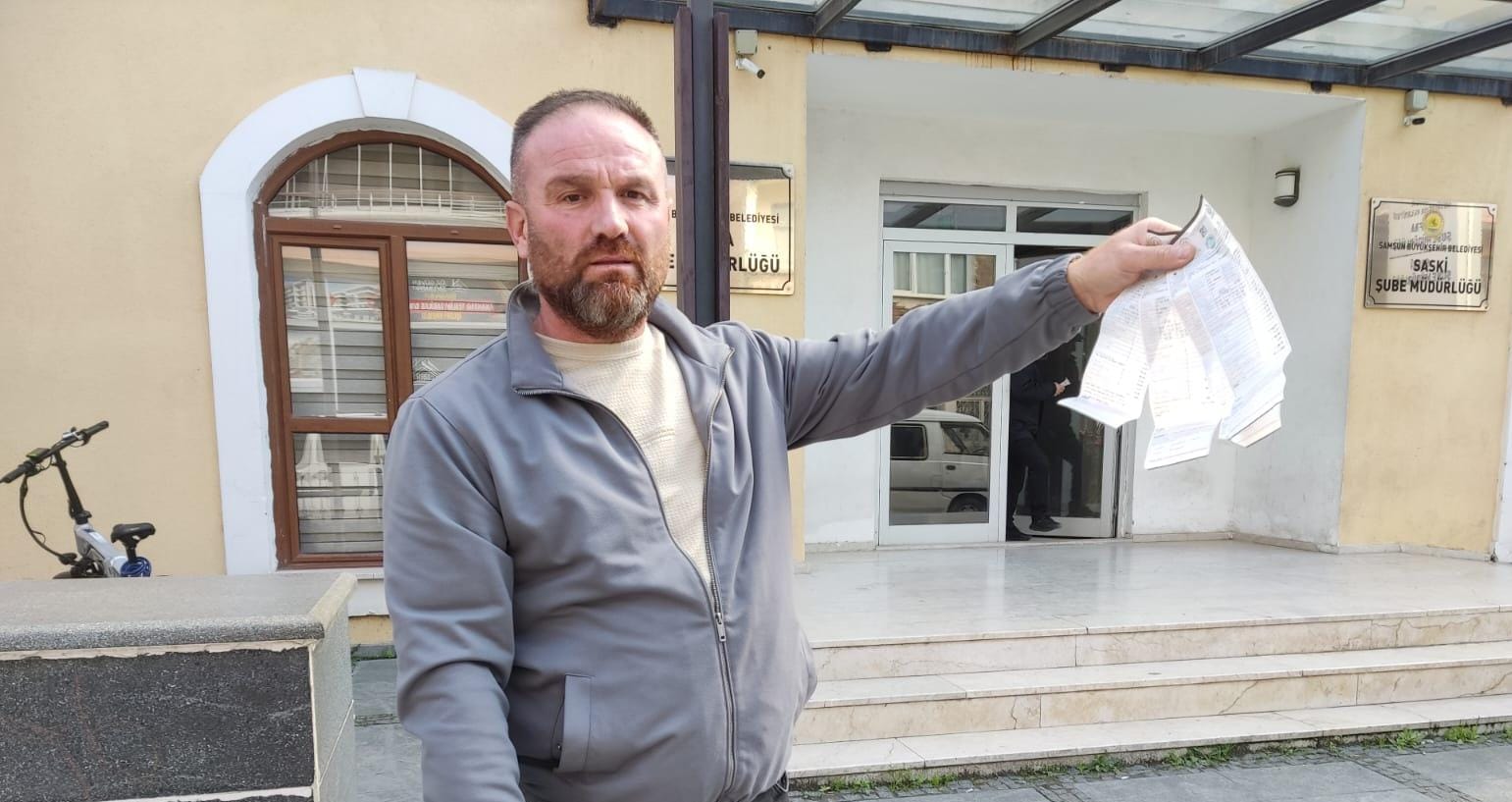 Vatandaş Yüksek Gelen Su Faturaları Canımızı yakıyor artık yeter diyerek Saski önünde faturaları yaktı