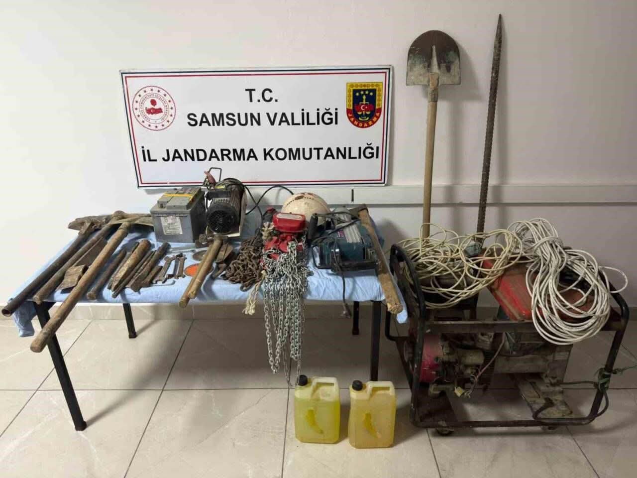 Alaçam’da Kaçak kazı yapan 4 şahıs jandarmaya yakalandı