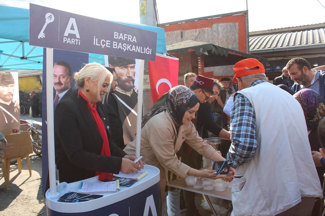 Anahtar Parti Bafra İlçe Teşkilatı Gazi Mustafa Kemal Atatürk Silah arkadaşları ile Şehitler Anısına Lokma dağıtımı yaptı