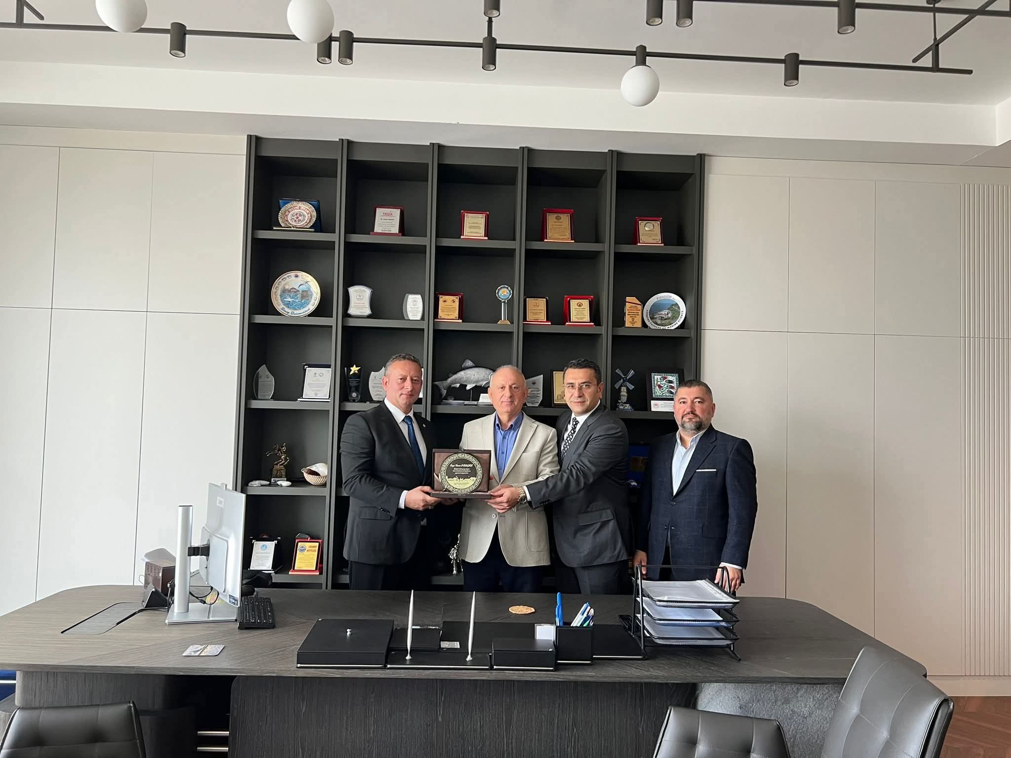 TSO’dan Başkan Osman Parlak’a Plaket 