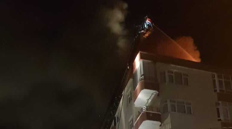 Bafra’da 7 katlı Binanın Çatısında çıkan yangın korkuttu