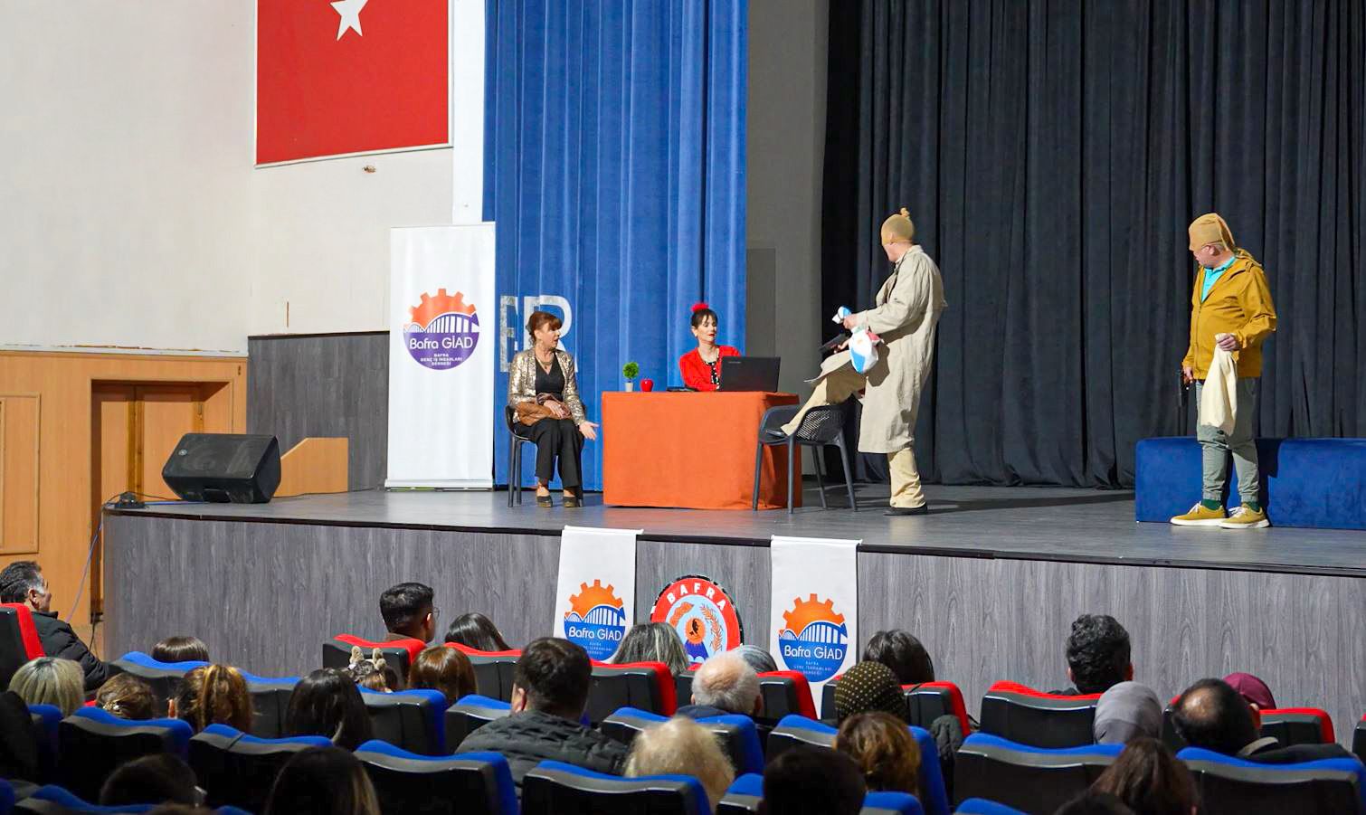 “Eller Yukarı” Tiyatro Oyunu Bafra’da Seyirciyle Buluştu