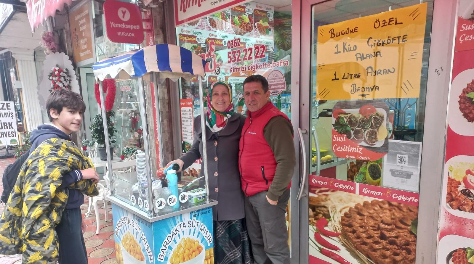 Kırmızı Çiğ Köfte de Yılbaşına Özel Kampanya 1 Kilo Çiğ Köfte alana 1 Litre Ayran Hediye Yeni Yılınız Kutlu olsun 