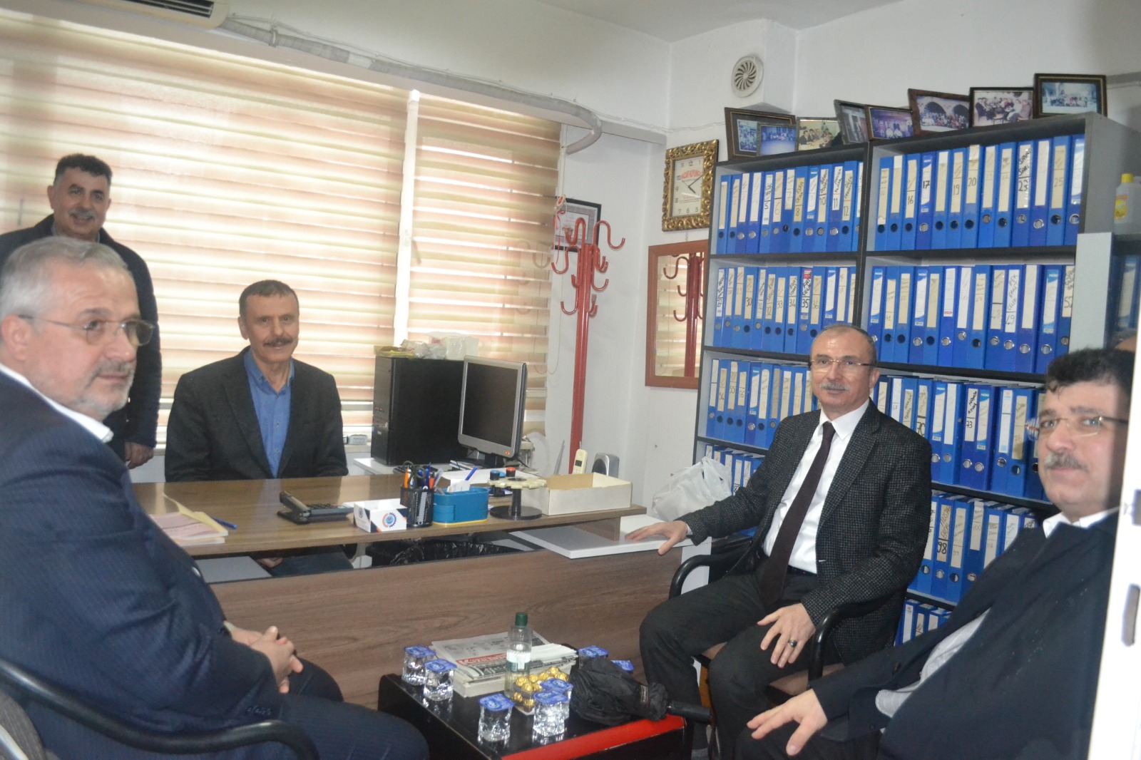 AK Parti Heyetinden  Bafra Berberler Esnaf ve Sanatkarlar Odası Başkanı İmdat Akay’ya ve Yönetimi Hayırlı olsun Ziyareti