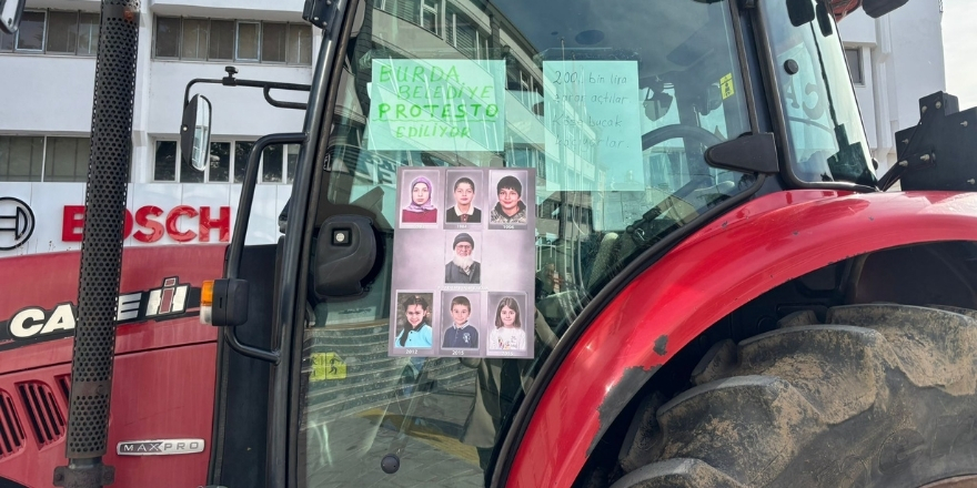200 Bin TL’lik Zarar İddiası Bafra Belediyesi Önünde Gelen Şahıs Traktörü ile Protesto etti