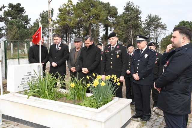 PROTOKOLÜNDEN  ŞEHİT ASKER SELÇUK DEMİR İN KABRİNE ZİYARET