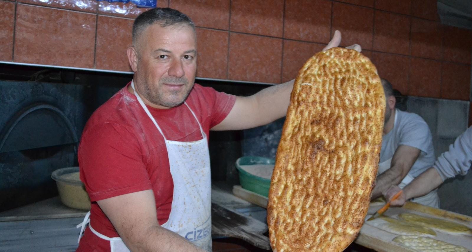 Ramazan Ayında Vatandaşın Sofralarında eksik etmediği Yumurtalı Susamlı Ramazan  Pideleri AK-KAR Unlu Mamullerinde bir başka oluyor