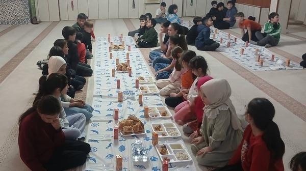 Çocuklar Ramazan’ın Manevi İkliminde İftarda Sofrasında Buluştu