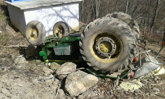 Yakakent’te Traktör Uçuruma Yuvarlandı: Sürücü Yaralandı