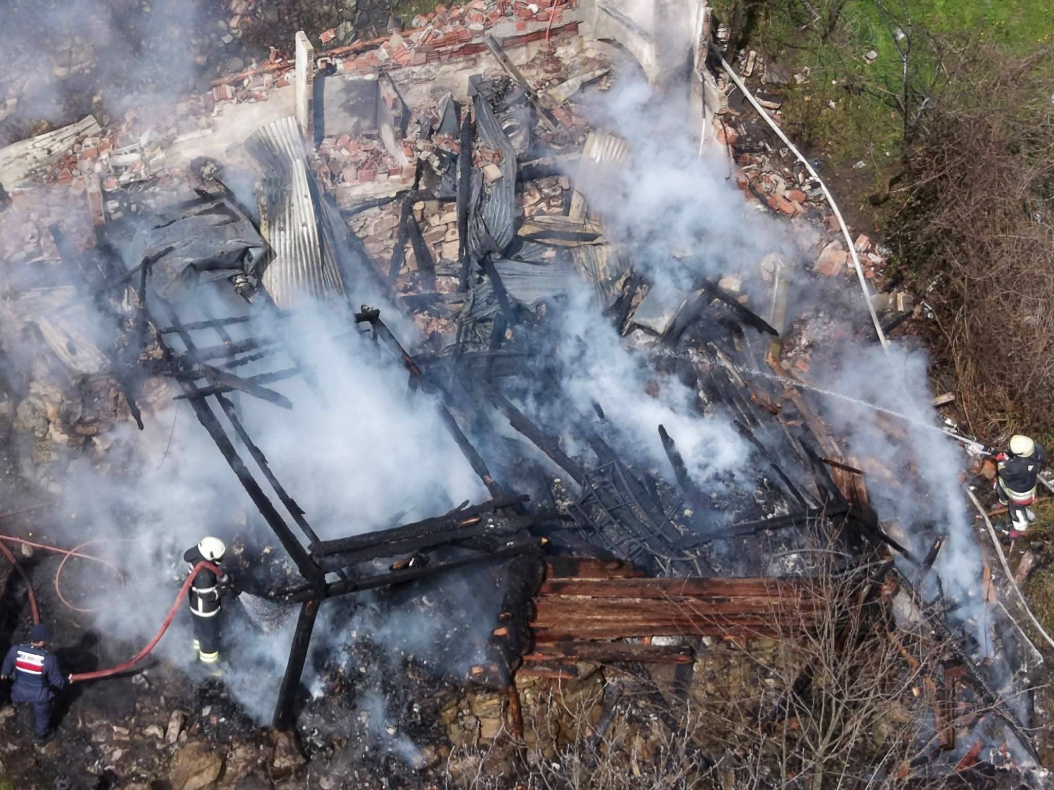 YAKAKENT’TE EV YANGINI CAN ALDI YAŞLI KADIN HAYATINI KAYBETTİ