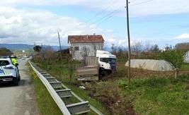 ALAÇAM’IN ZEYTİN SAPAĞINDA TRAFİK KAZASINDA SÜRÜCÜ YARALANDI 