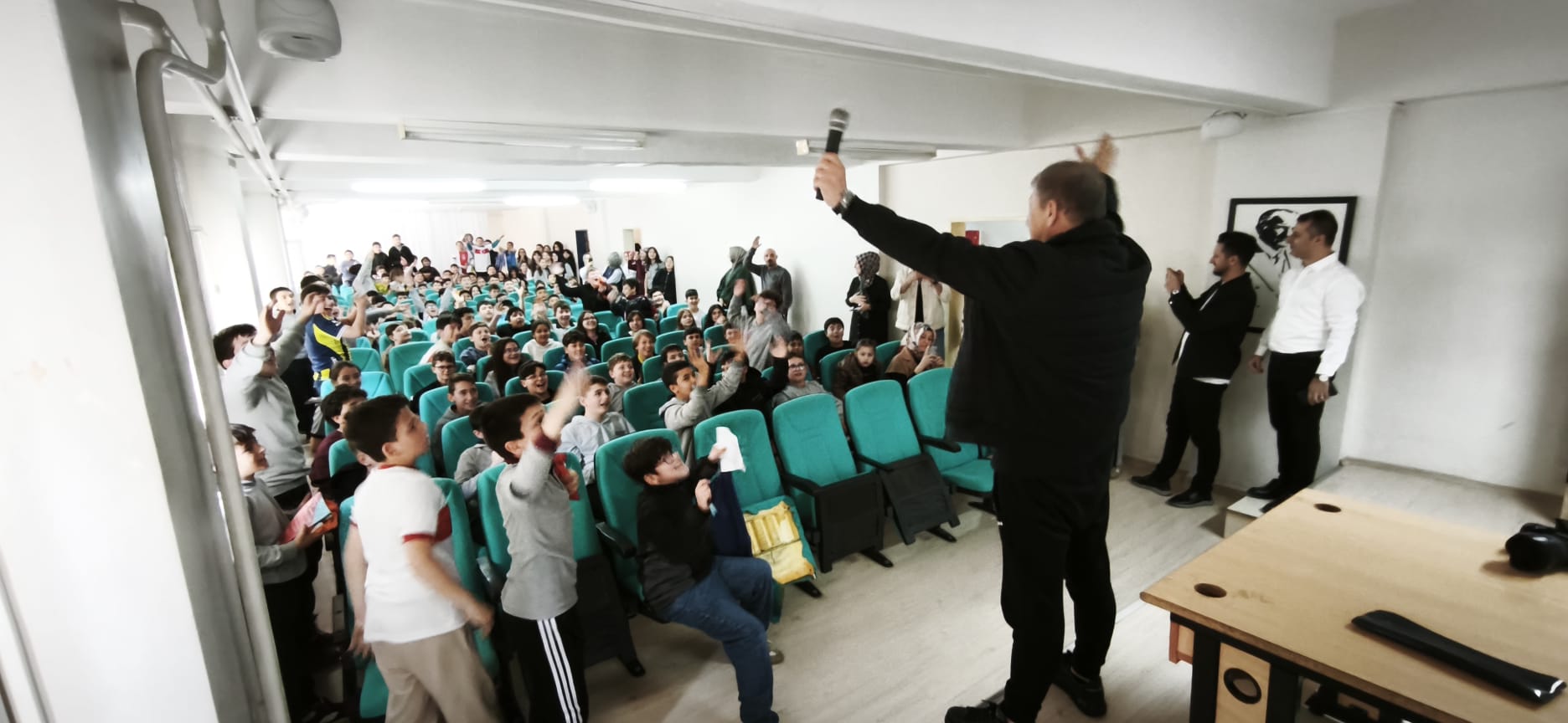 Tanju Çolak Bafra’da Galip Öztürk Orta Okulu Öğrencileriyle buluştu 