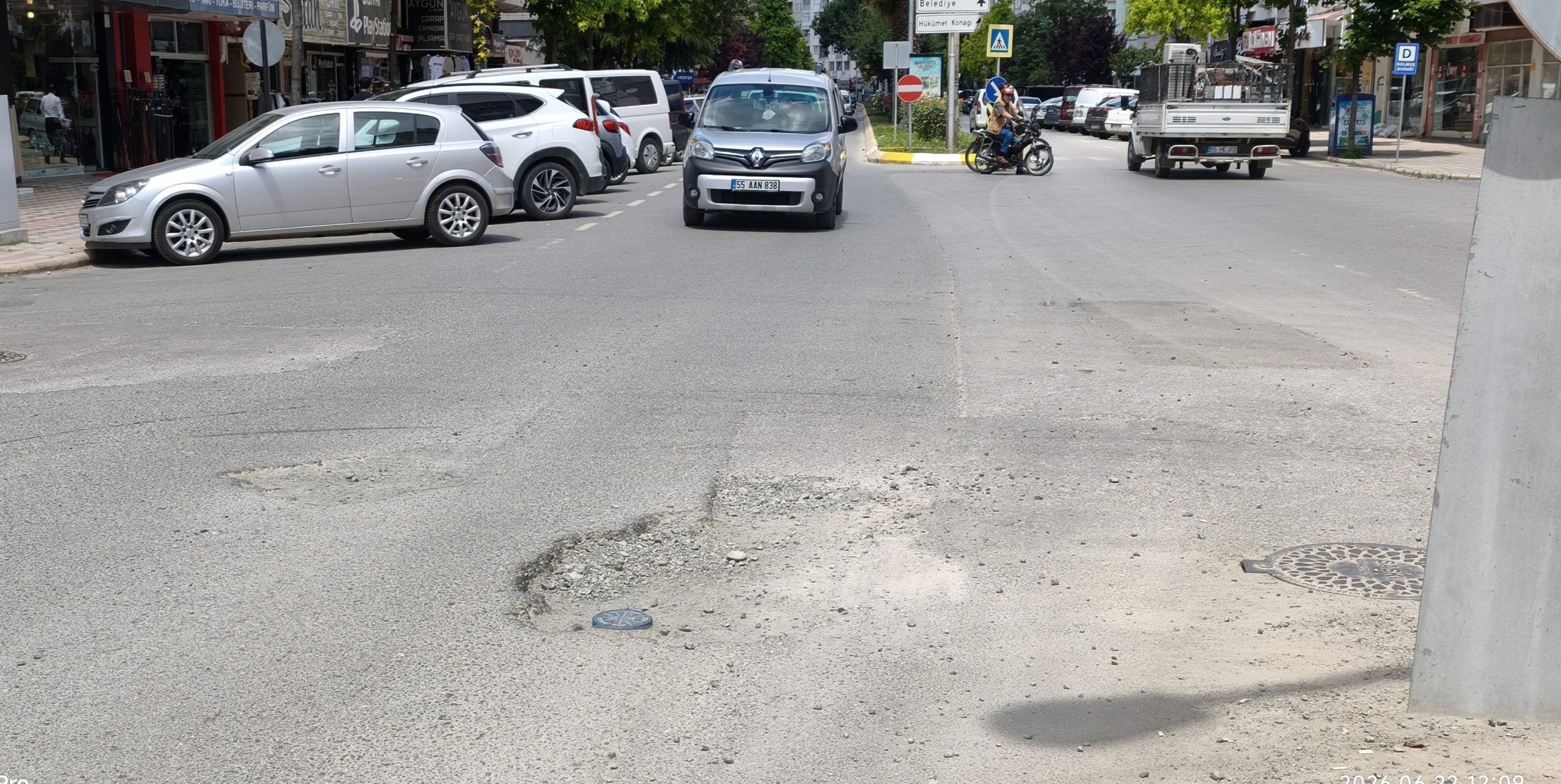 Esnaf Vatandaş Bu Çukuru Biz mi Kapatalım Kimin Görevi