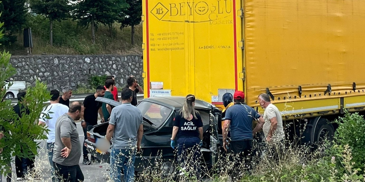 Bafra’da Araç Tırın Altına girdi