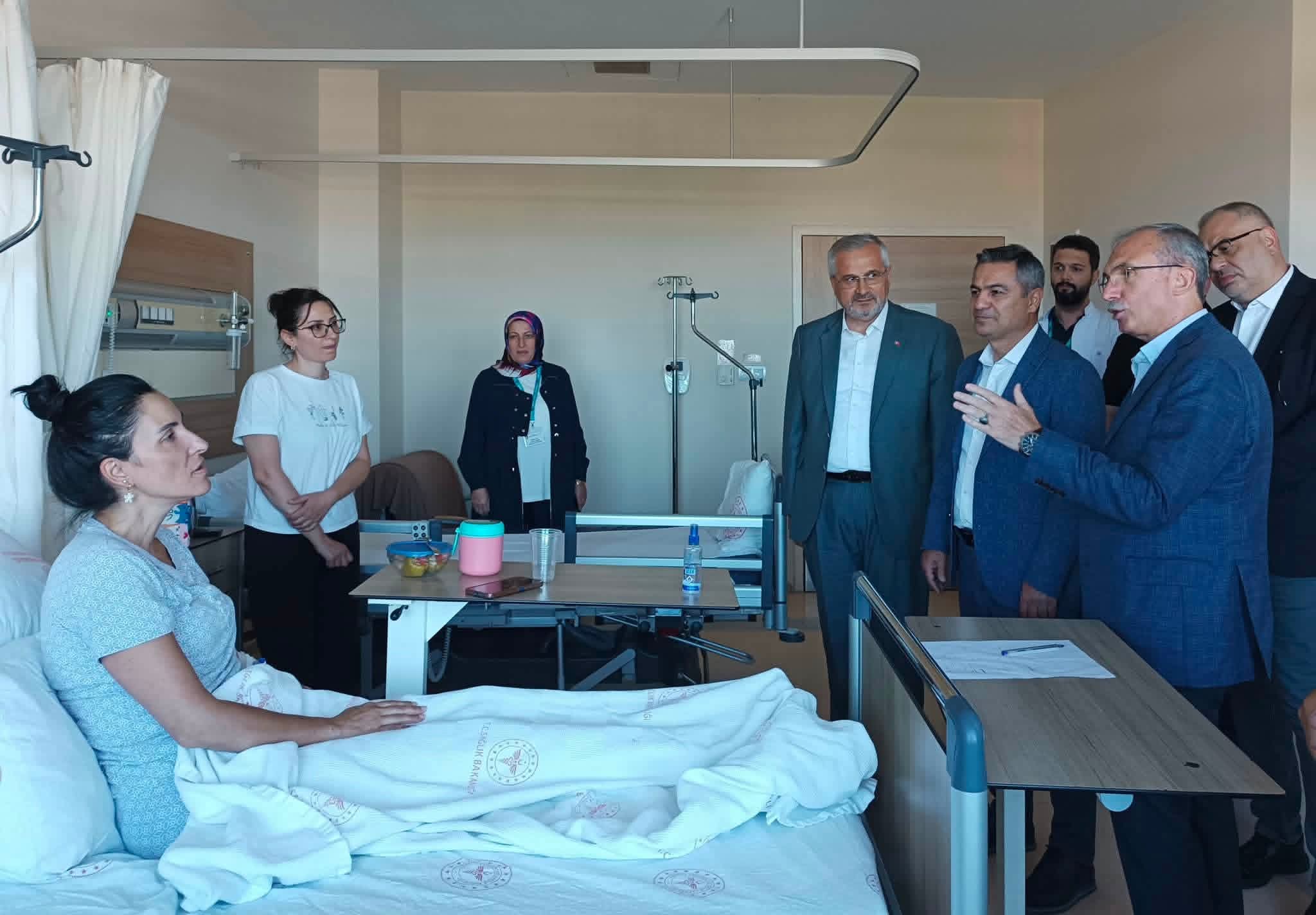 Bafra’daki Gıda Zehirlenmesi Sonrası Hastalara Geçmiş Olsun Ziyareti