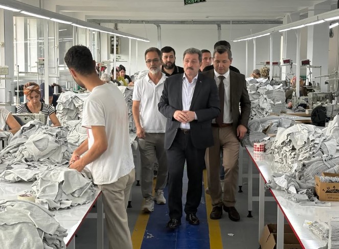 VALİ TAVLI’DAN,  İSTİHDAMA KATKI SAĞLAYAN TEKSTİL FABRİKASINA ZİYARET