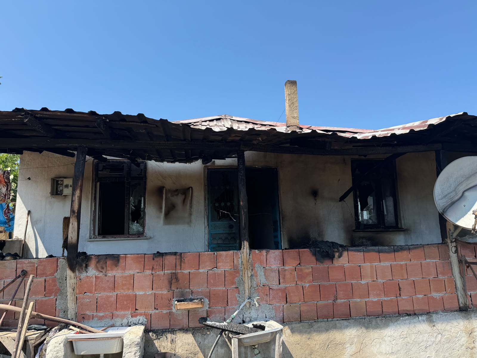 TEFEKLİ MAHALLESİ’NDE YANGIN MAĞDURUNA KONTEYNER EV DESTEĞİ