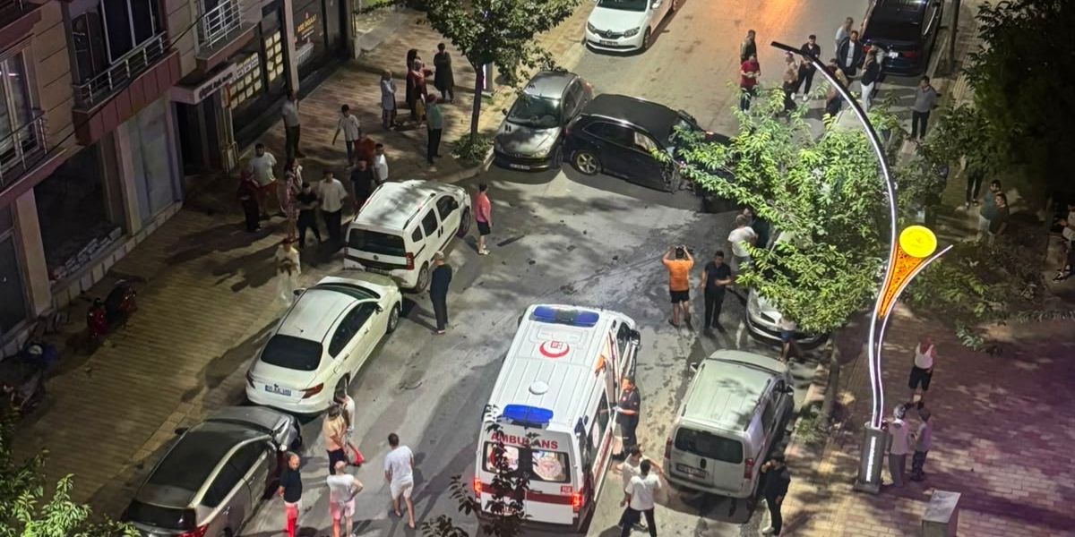 Bafra’da Kontrolden Çıkan otomobil Park Halindeki 6 Araca Çarptı
